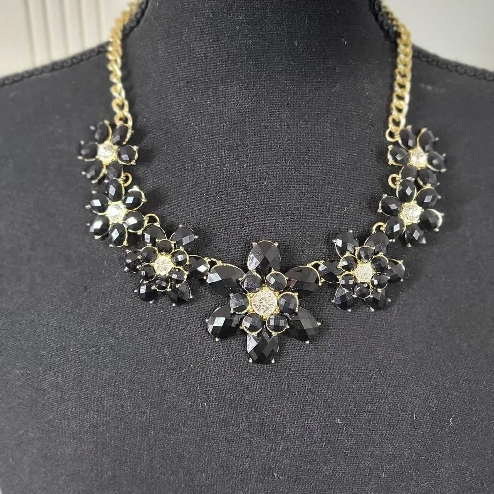 Black Flower Necklace With Earrings